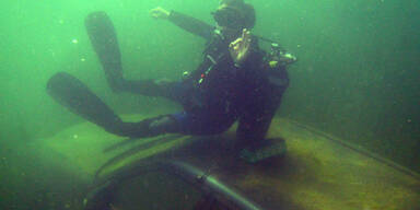 Hobby-Taucher finden gestohlenes Taxi im See