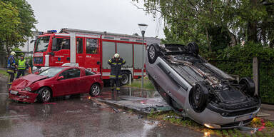 Taxi landete nach Kollision auf dem Dach