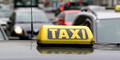 Kotzender Fahrgast randaliert in Taxi