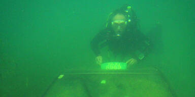 Hobby-Taucher finden gestohlenes Taxi im See