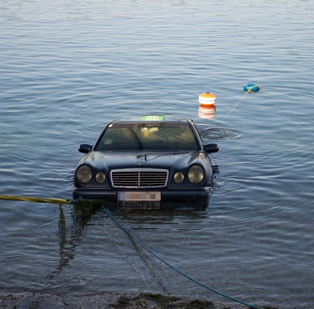 Hobby-Taucher finden gestohlenes Taxi im See