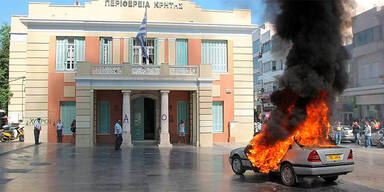 Brennendes Taxi in Heraklion