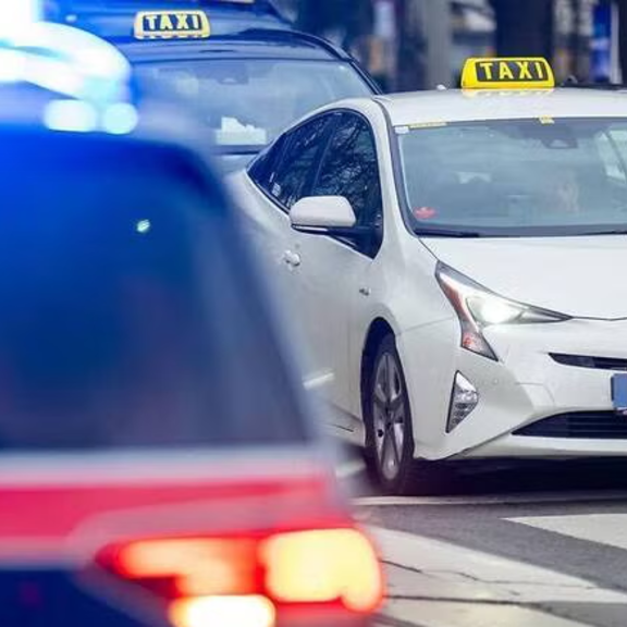 Taxi-Fahrt eskalierte: Fünf Verletzte und zwei Festnahmen