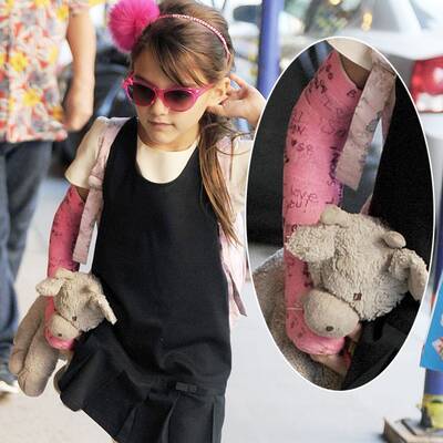 Suri Cruise mit rosa Gips