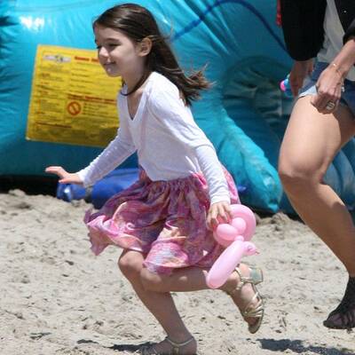 Suri Cruise tobt mit High Heels am Strand