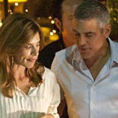 George Clooney führt Elisabetta Canalis aus