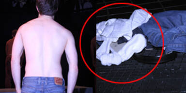 Welcher Star steht hier nackt auf der Bühne?