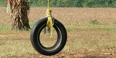 Teenager h&auml;ngen 8-j&auml;hrigen reifenschaukel