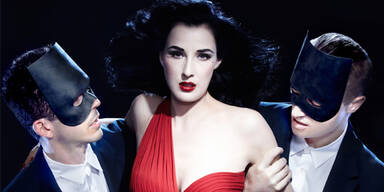 Dita Von Teese versext Monarchy-Video