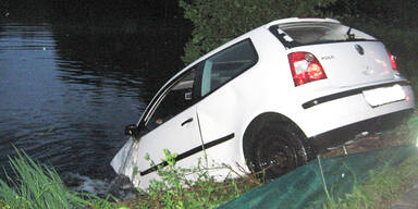 Kärntnerin stürzt mit Auto in Teich