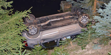 Pkw stürzte im Waldviertel in Teich 