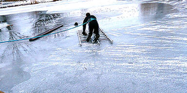 Dramatische Rettung: Bub brach in Teich ein