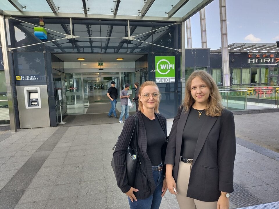 Kursteilnehmer unterhalten sich über eine Prüfung.