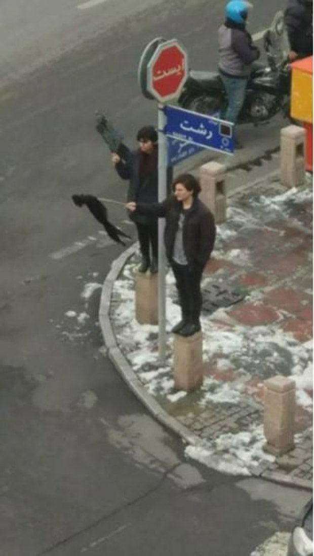 So protestieren Irans Frauen gegen Hijab