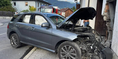 Fahrer touchierte in Telfs zwei Autos und krachte dann in Hauswand