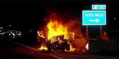 Held rettet Frauen aus brennendem Auto