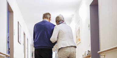 Altenheime: Lockerung des Besuchsverbots in Aussicht