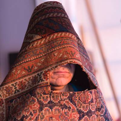 Dieser Mann ist ein menschlicher Teppich