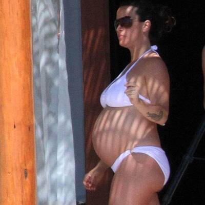 Im Bikini: Alanis Morissette zeigt ihren Babybauch