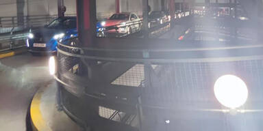 Leere Batterie: Tesla blockiert Parkhaus-Auffahrt stundenlang