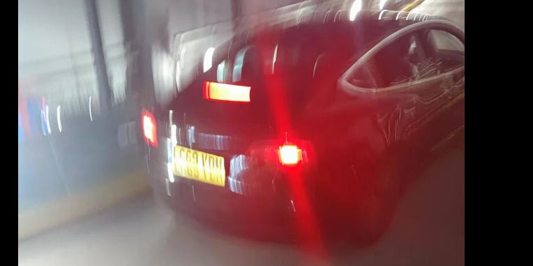 Leere Batterie: Tesla blockiert Parkhaus-Auffahrt stundenlang