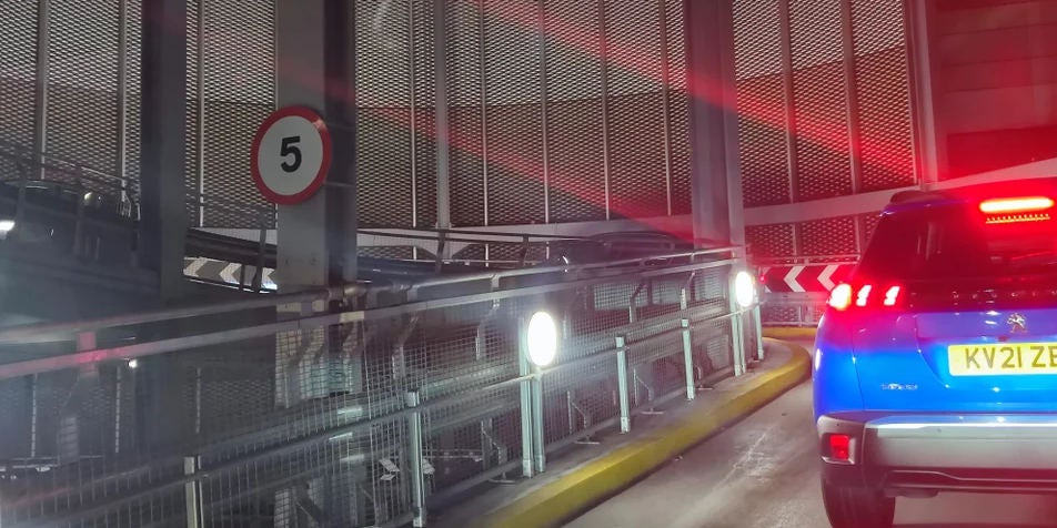 Leere Batterie: Tesla blockiert Parkhaus-Auffahrt stundenlang