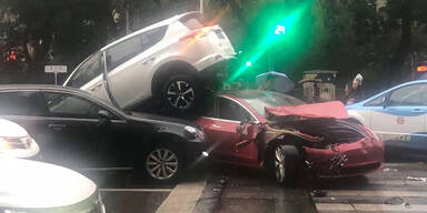 Tesla-Model-3-Fahrerin überlebt Horror-Crash