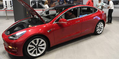 Tesla Model 3 überholt C-Klasse und 3er BMW
