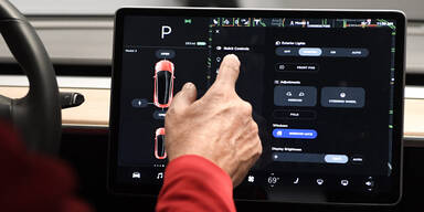 Tesla Model 3 überholt C-Klasse und 3er BMW