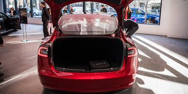 Tesla Model 3 überholt C-Klasse und 3er BMW