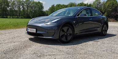 tesla-model-3-lr auf parkplatz