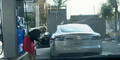 Frau will Tesla mit Benzin betanken