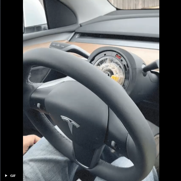 Auf Autobahn: Plötzlich fällt Tesla-Lenkrad ab