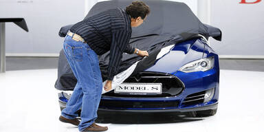 Tesla ruft weltweit 90.000 Autos zur&uuml;ck