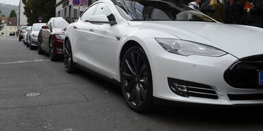 Tesla mit Autopilot krachte auf Bus