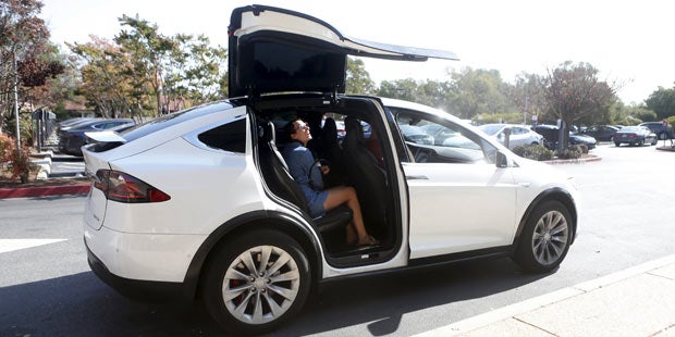 Tesla Model S & Model X lenken jetzt selbst