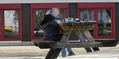 Keine Maske: Auch Bub in N&Ouml; schrieb Test im Freien