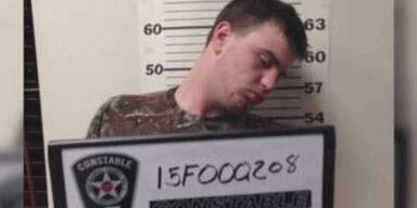 Unfalllenker schl&auml;ft auf Polizeifoto ein