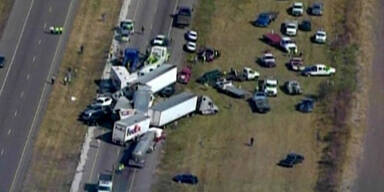 Massen-Crash mit 140 Autos - 2 Tote