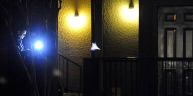 Familie beim Geschenk-Auspacken ausgelöscht