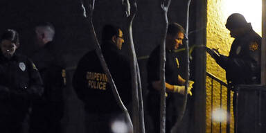 Familie beim Geschenk-Auspacken ausgelöscht