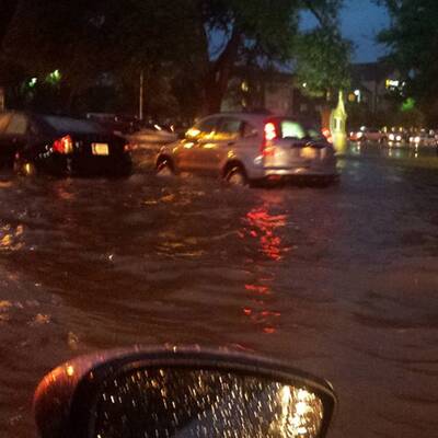 Autos versinken im Regen
