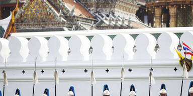 Kranker König nimmt an Feier teil