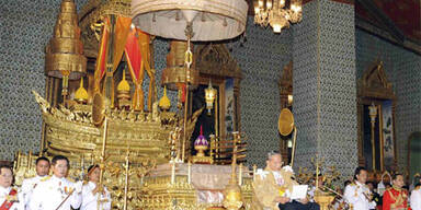 Kranker König nimmt an Feier teil