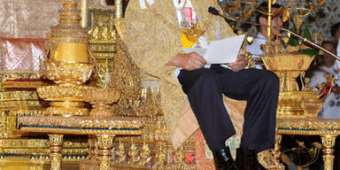 Kranker König nimmt an Feier teil