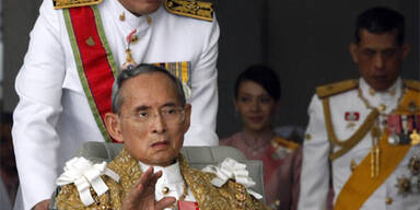 Kranker König nimmt an Feier teil