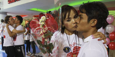 Thail&auml;nder brechen deutschen Kuss-Rekord