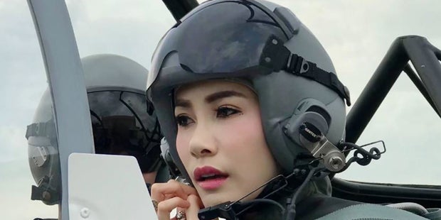 Thai-König stellt seine Geliebte vor