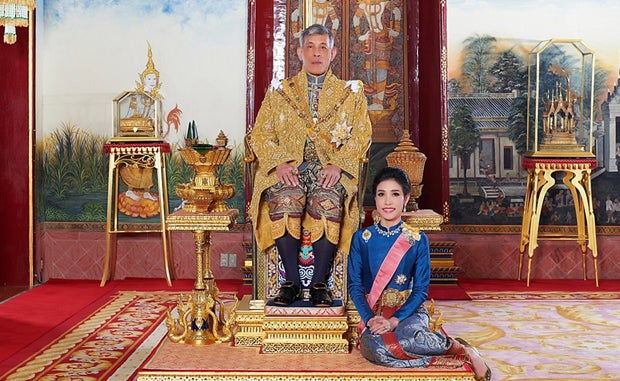 Thai-König stellt seine Geliebte vor