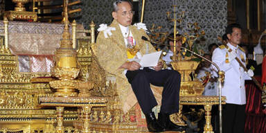 Kranker König nimmt an Feier teil